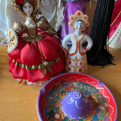 L57- Dolls from around the world