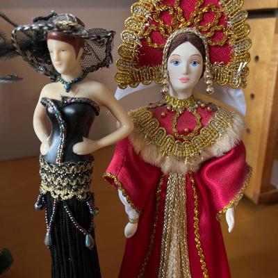 L57- Dolls from around the world