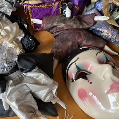 L60- Harlequin dolls & mask