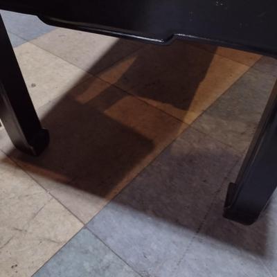 Vintage Black Lacquer Finish Chinoiserie Accent Table with Mother of Pearl Inlay