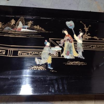 Vintage Black Lacquer Finish Chinoiserie Accent Table with Mother of Pearl Inlay