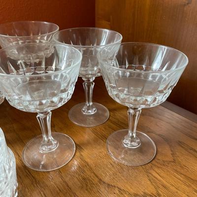 L74- Glassware (10 bev, 4 wine, bowls)