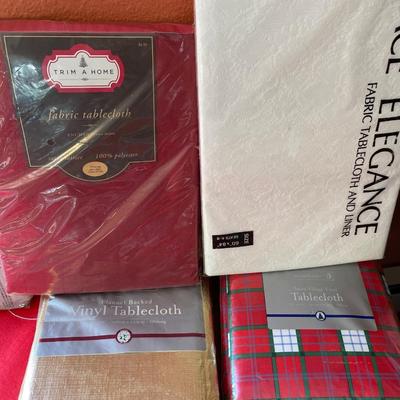 C1- Christmas tablecloths, runners & placemats