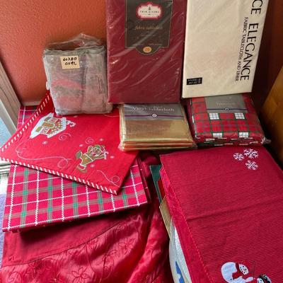 C1- Christmas tablecloths, runners & placemats