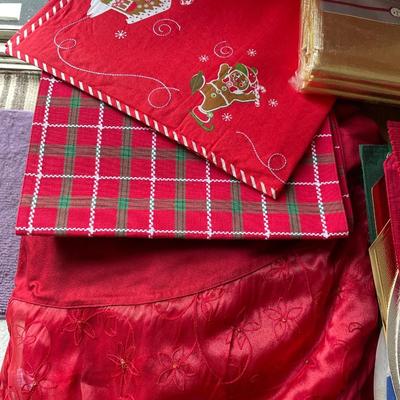 C1- Christmas tablecloths, runners & placemats