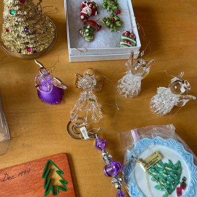 C6- Christmas ornaments in tote