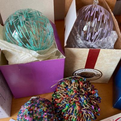 C6- Christmas ornaments in tote