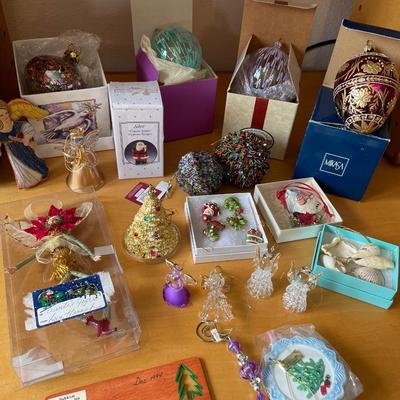 C6- Christmas ornaments in tote