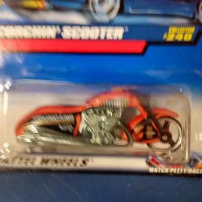 LOT 124 12 VINTAGE HOT WHEELS