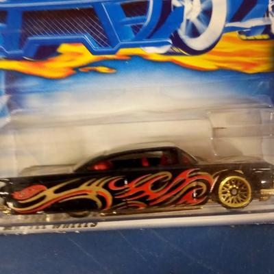 LOT 124 12 VINTAGE HOT WHEELS