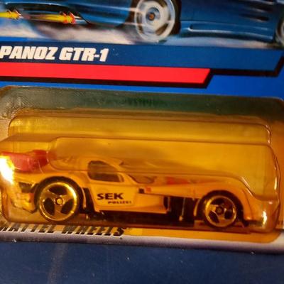 LOT 124 12 VINTAGE HOT WHEELS