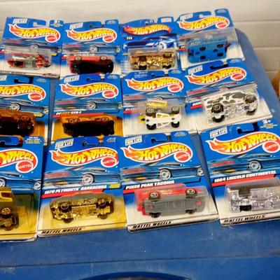 LOT 124 12 VINTAGE HOT WHEELS