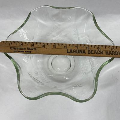 Vintage INDIANA GLASS CO. clear glass bowl with Scalloped Ruffled sides