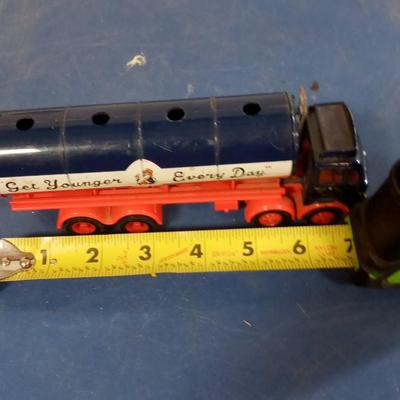 LOT 126 VINTAGE CORGI DIECAST TOY TRUCK