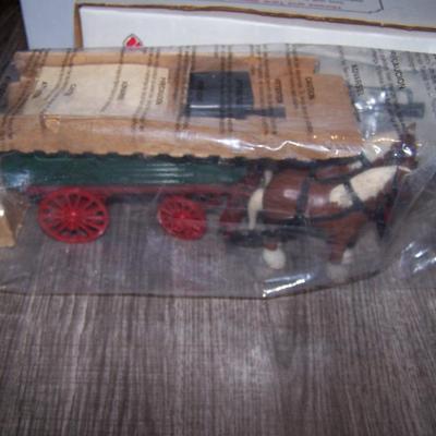 LOT 122 ERTL AMOCO HORSE & TANK WAGON BANK