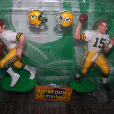 LOT 127 NEW IN PACKAGE STARTING LINE-UP CLASSIC DOUBLES BRETT FAVRE & BART STARR