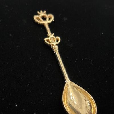 Super cute little gold toned Queen crown spoon