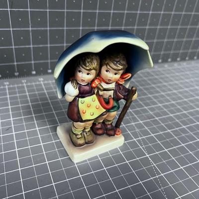 Hummel / Goebel Figurine: Pair under the Umbrella 