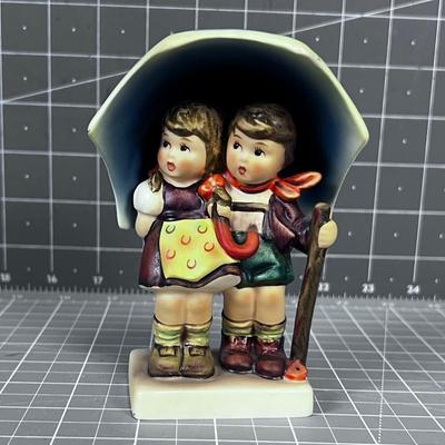 Hummel / Goebel Figurine: Pair under the Umbrella 