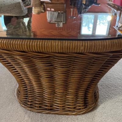 L82- Rattan sleeper sofa & coffee table