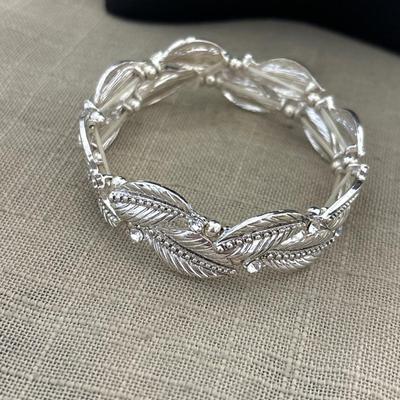 Silver tone leaf rhinestone stretchy bracelet