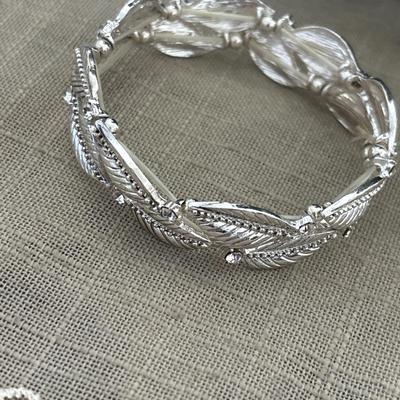 Silver tone leaf rhinestone stretchy bracelet