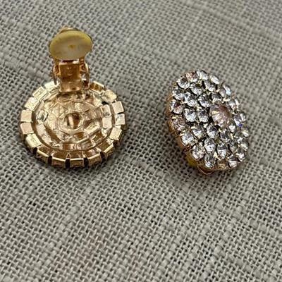 Gold tone with rhinestone round vintage clip on earrings