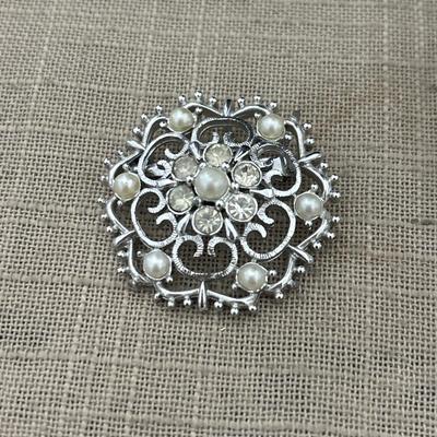 Crystal and pearl round flowery silver tone brooch/pin