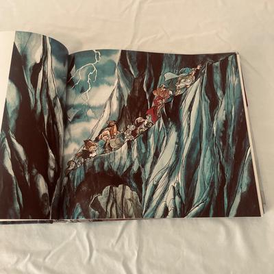 J.R.R. Tolkien An Illustrated Edition of The Hobbit (O-MG)
