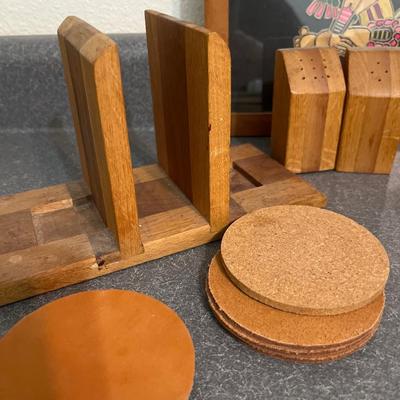 B33- Wood accessories & vintage picture