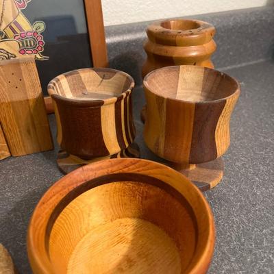 B33- Wood accessories & vintage picture