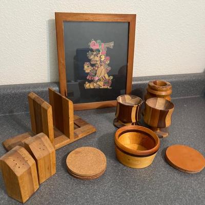 B33- Wood accessories & vintage picture