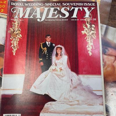 32 British Royal Family Magazine