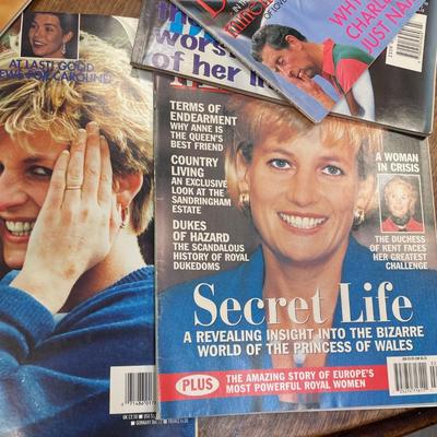 32 British Royal Family Magazine