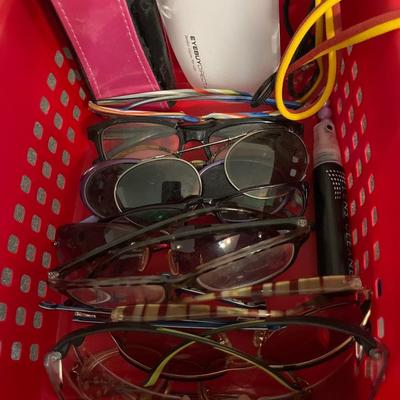 B40- Baskets, glasses, travel irems