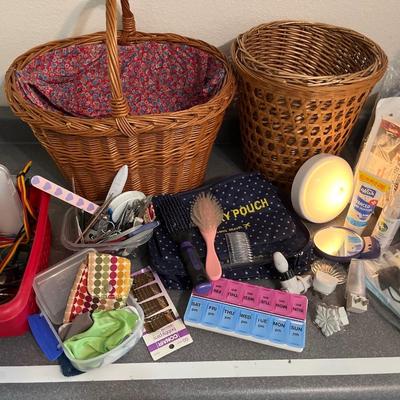 B40- Baskets, glasses, travel irems