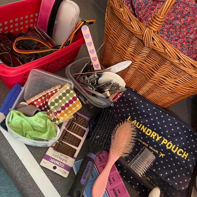 B40- Baskets, glasses, travel irems