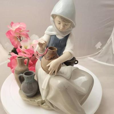 Lladro Porcelain Figurine "Woman Painting Vase" Sitting Girl #5079