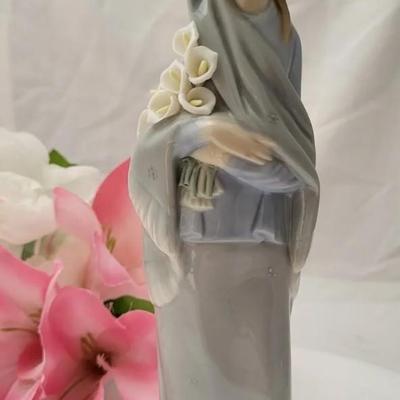LLADRO Woman with Calla Lily Flowers with Scarf