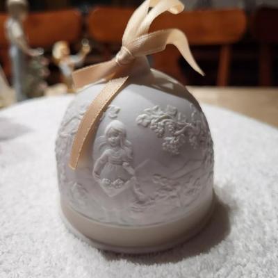 Lladro Daisa Collector's Society 1993 Fall Bell Ornament Figurine
