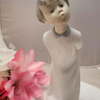 RARE Lladro ZAPHIR Glazed Porcelain Figurine BOY KISSING