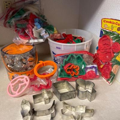 K4- Large lot of cookie cutters