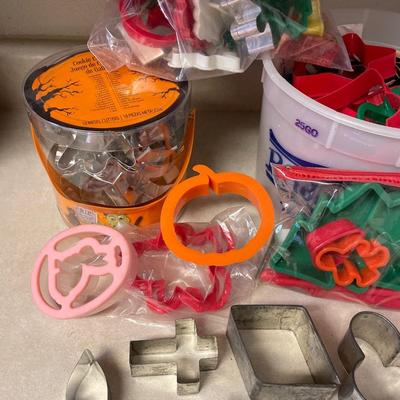 K4- Large lot of cookie cutters