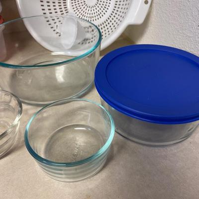 K14- storage containers, bowls, strainer