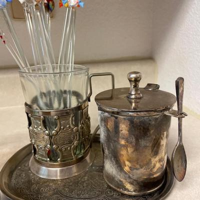 K19- Silver, glasses, sugar bowls, mix sticks
