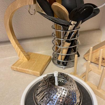 K22- Chicago, cutlery, knives and block, utensils, banana holder, and more