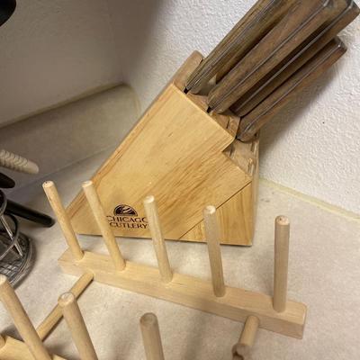 K22- Chicago, cutlery, knives and block, utensils, banana holder, and more