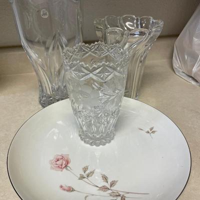 K24- 3 Crystal vases & plate