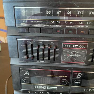 SOUNDESIGN 5863 AM/FM STEREO W/RCA RS2654 SPEAKERS