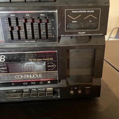 SOUNDESIGN 5863 AM/FM STEREO W/RCA RS2654 SPEAKERS